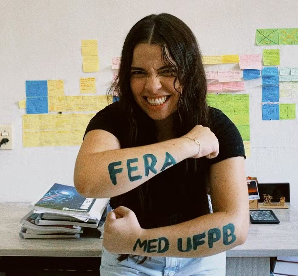Filha de gari e vigia passa em medicina na Paraíba após estudar com livros doados